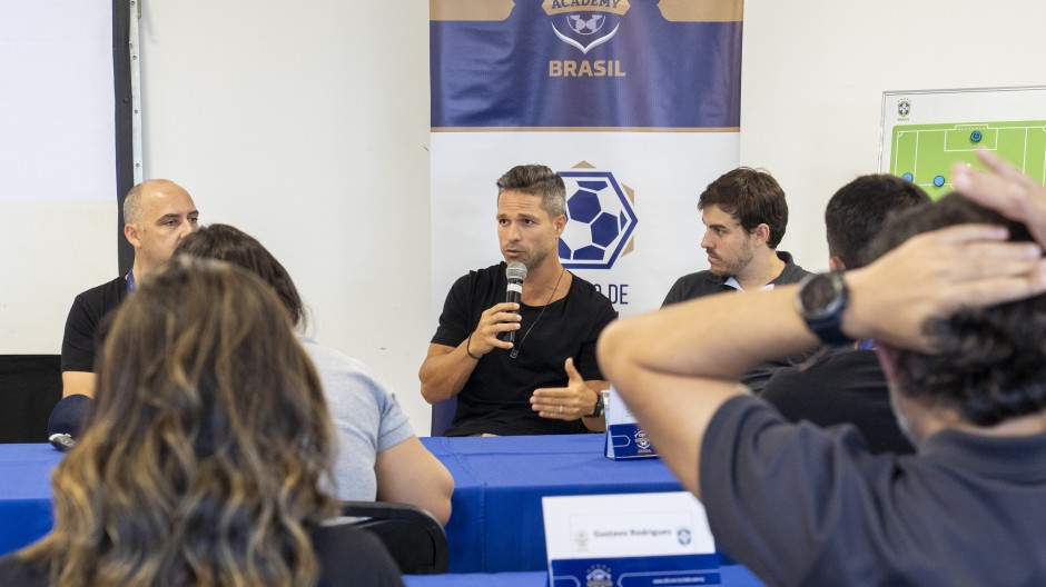 Diego Ribas participa em encontro final de turma do curso Gestão de Futebol